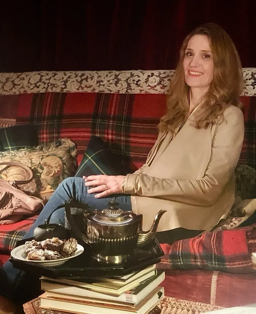 Mona Katzenberger auf dem Sofa